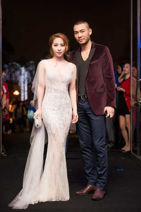 Chất liệu mỏng manh giúp nữ diễn viên khoe được vòng một căng tràn và đường cong nóng bỏng. 