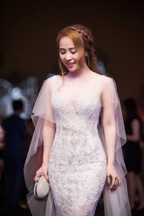 Cô không ngần ngại khoác lên mình bộ cánh xuyên thấu dù thời tiết còn khá lạnh.