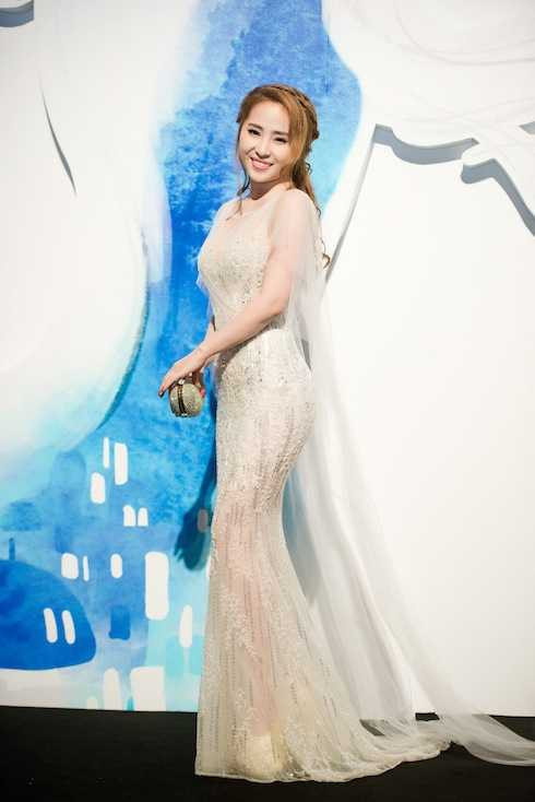 Quỳnh Nga khéo léo tạo dáng khoe vòng ba nảy nở.