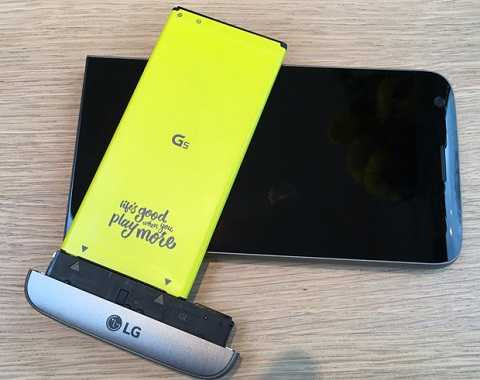 Thiết kế pin rời giúp người dùng dễ dàng tháo dỡ cũng như thay pin. Ảnh Dailystar Thiết kế pin rời giúp người dùng dễ dàng tháo dỡ cũng như thay pin. Ảnh Dailystar