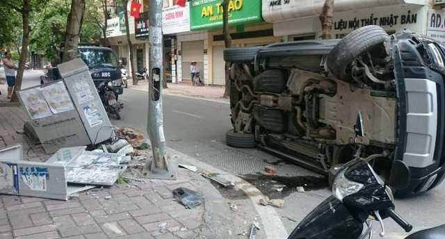 Range Rover đâm cột điện rồi lật giữa phố Hà Nội