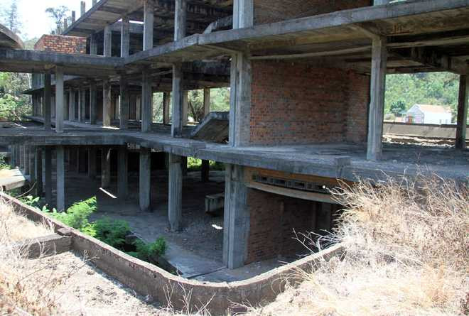 Năm 1994, chính quyền huyện Vạn Ninh bán đất và công trình cho các doanh nghiệp tư nhân hơn 2 tỷ đồng để trả các khoản nợ. Tuy nhiên, doanh nghiệp sở hữu dự án đã không đầu tư để hoàn thiện, phát triển công trình, bỏ hoang từ đó.