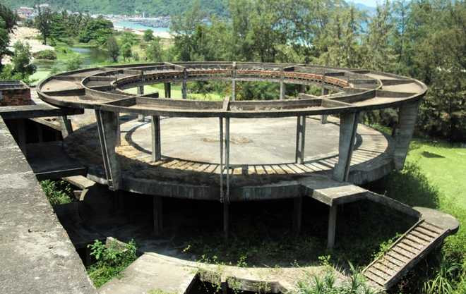 Điểm nhấn của khách sạn ở mặt sau được xây thành khối nhà hình tròn, phía trên có mái vòm làm sàn nhảy, quán bar và nơi để tổ chức lễ hội. Vì bị bỏ hoang hàng chục năm nên các hạng mục này bị xuống cấp trầm trọng, các bậc cầu thang bong tróc để lộ sắt thép, nhiều lối đi bị gãy, sập.