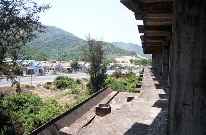 Khách sạn nằm cận kề khu dân cư. Người địa phương cho rằng đây là ngôi nhà ma, bởi tình trạng nhếch nhác và tối om. Mỗi lúc đi qua ai cứ sờ sợ, nhất là lúc chập choạng tối, chị Nguyễn, ngụ gần đó, nói.