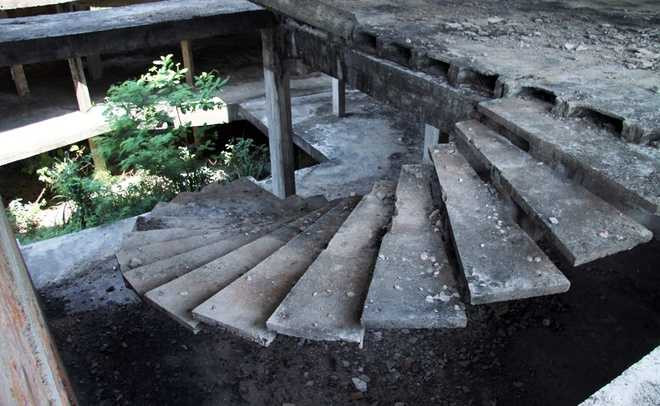 Khung nhà cùng trụ cột trong khách sạn rơi vào cảnh tương tự, xuống cấp trầm trọng. Các cầu thang của khách sạn đều mục nát, nguy cơ đổ sập bất cứ lúc nào. Xung quanh cỏ dại mọc um tùm.