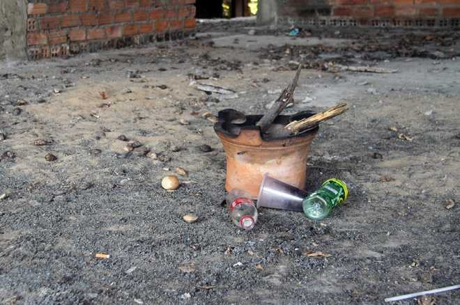 Bên trong các phòng, có nhiều người vô gia cư, đặc biệt là người nghiện hút đến sinh sống. Rác thải và các vật dụng được ném lại nằm ngổn ngang. Khu nhà thực sự là nỗi ám ảnh với người dân địa phương. Bởi nhiều năm nay, nơi đây đã trở thành tụ điểm của tội phạm trộm cướp hay những người nghiện ma túy. , anh Hưng, nhà ở xã Đại Lãnh, nói.