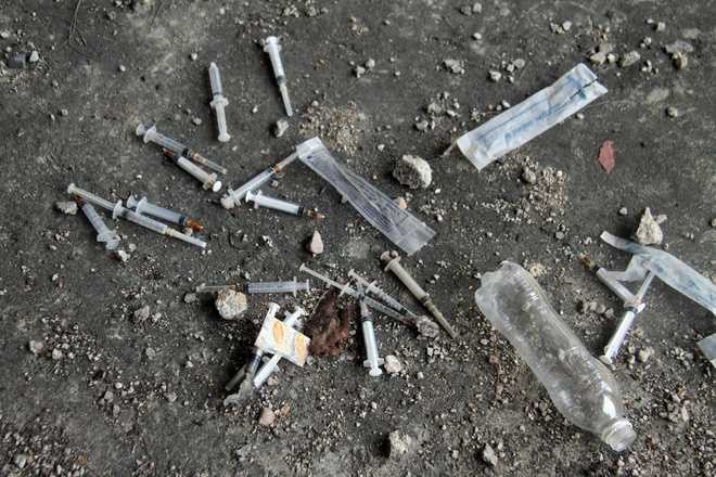 Rợn người cảnh kim tiêm găm đầy tường ở khách sạn 'ma'