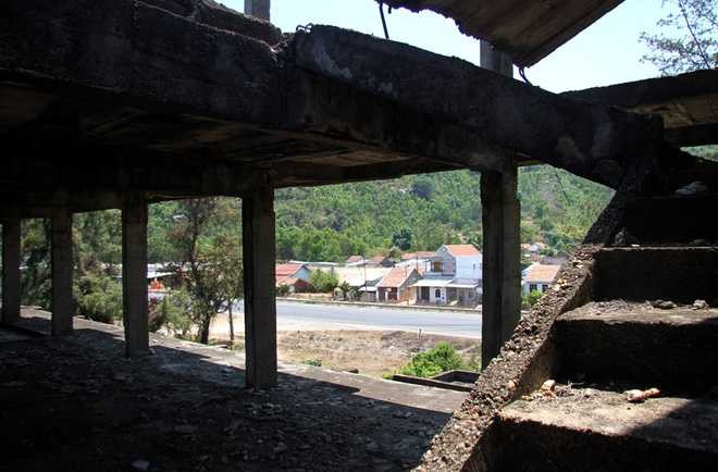 Trao đổi VnExpress, ông Trần Ngọc Khiêm - Phó chủ tịch UBND huyện Vạn Ninh cho biết, địa phương đã nhiều lần làm việc với các cấp chính quyền, nhưng vì phần đất cũng như công trình đã bán cho tư nhân nên chưa thể giải quyết được. Để giải quyết tình trạng mất an ninh ở khu vực này, chúng tôi liên tục yêu cầu lực lượng công an tăng cường tuần tra, truy quét tội phạm để người dân an tâm, ông Khiêm cho biết.