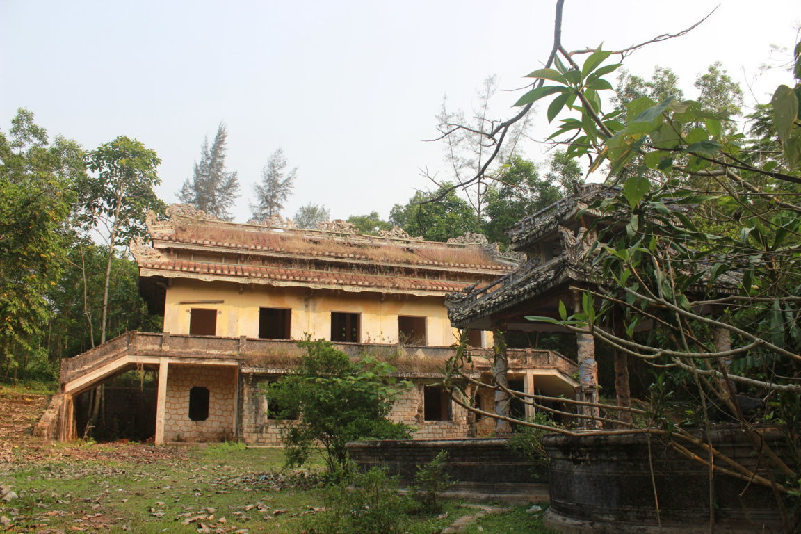 Căn biệt thự nay thuộc phường An Tây (thành phố Huế) được Ngô Đình Cẩn cho xây dựng làm nơi nghỉ mát và trực tiếp chỉ đạo tay sai thực hiện các hành động tra tấn tù nhân tại nhà tù Chín Hầm (cách khu biệt thự khoảng 1 km).