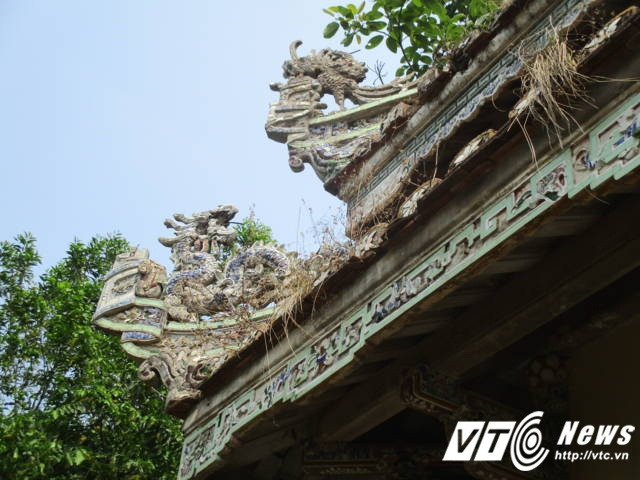 Những chi tiết rồng phượng được trạm khắc tinh xảo tại ngôi biệt thự là minh chứng cho một chốn nghỉ mát xa hoa, tráng lệ như cung điện của bạo chúa miền Trung.