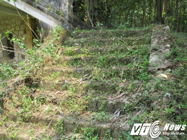 Bậc thang lên căn biệt thự sau những tháng ngày bỏ không trở nên cũ kỹ, cỏ mọc xung quanh.