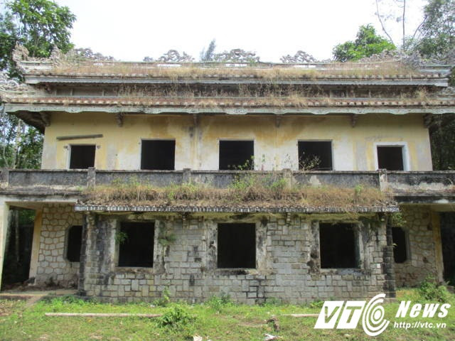 Căn biệt thư xa hoa một thời giờ đây hoang lạnh, cỏ dại bao trùm.