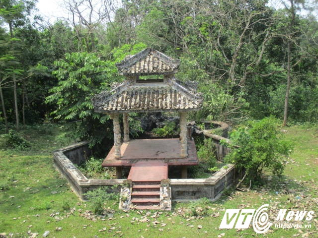 Hồ Thủy tạ ở trước khu biệt thự.