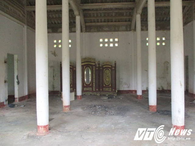 Bên trong căn biệt thự là cảnh hoang vắng, lạnh lẽo đến rợn người.