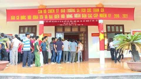 Cử tri đến bầu cử tại điểm bầu cử thị trấn Trường Sa - ảnh T.V.