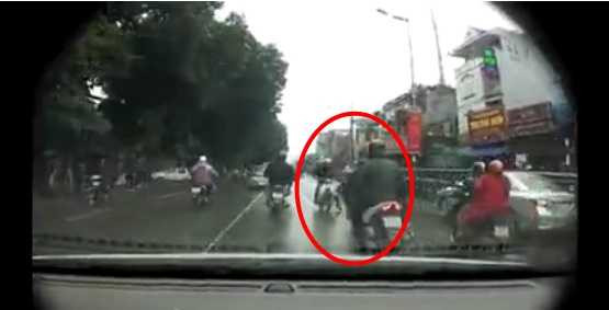 Người đàn ông đi ngược chiều (trong dấu đỏ) đã tông thẳng vào người đàn ông đi xe trắng đối diện (Ảnh chụp màn hình)