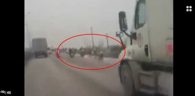 Xe máy lũ lượt đi ngược chiều trên QL 5 (ảnh chụp màn hình video)