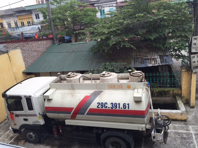 Chiếc xe chở nhiên liệu nghi xăng máy bay bị tạm giữ - Ảnh: Dân Trí