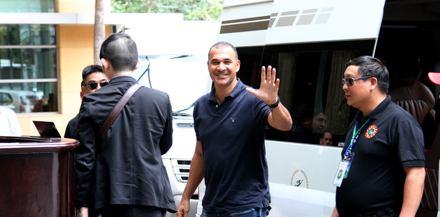 Ruud Gullit vẫy chào các fan hâm mộ (ảnh: Hoàng Tùng)