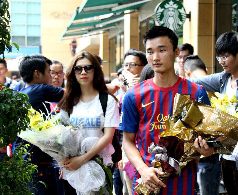 Các CĐV chuẩn bị sẵn hoa để chào đón 'Người Hà Lan bay' (ảnh: H.T)