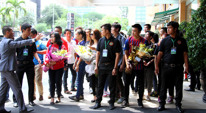 Nhưng khá đáng tiếc khi lực lượng bảo vệ đã lập một 'rào chắn' cách Gullit 10m (ảnh: H.T)