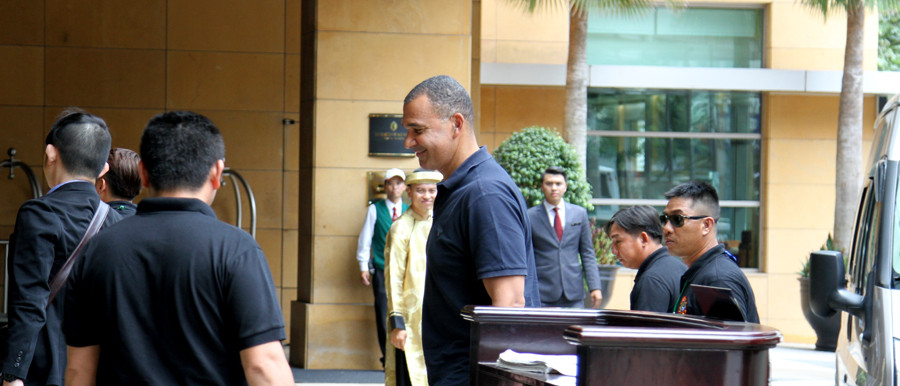 Gullit rảo bước nhanh vào khách sạn (ảnh: H.T)