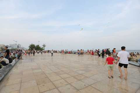 Một trong những quảng trường dọc bãi biển Sầm Sơn – nơi dạo mát và tổ chức sự kiện