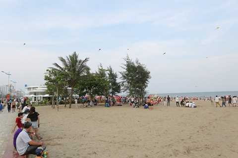 Không còn lều quán tự phát, bãi biển Sầm Sơn giờ rộng rãi hơn nhiều