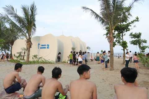 Các điểm tắm tráng được bố trí dọc bãi biển Sầm Sơn – lần đầu tiên xuất hiện tại Việt Nam