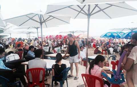 Du khách tập trung nghỉ ngơi sau tắm biển tại các hubway chiều 30/4