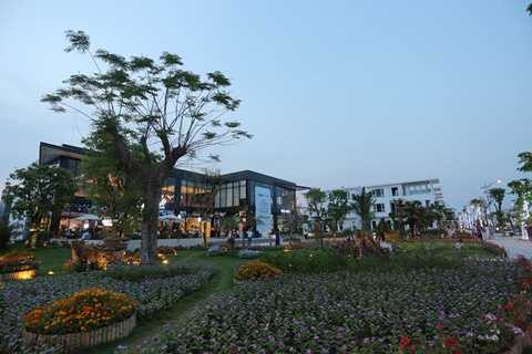 Siêu thị cao cấp, quán cafe sang chảnh và đường hoa bên trong khu FLC Sầm Sơn thu hút giới trẻ Thanh Hóa