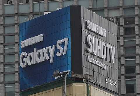 Dự kiến Samsung sẽ còn thu lợi nhuận cao hơn nữa từ dòng Galaxy S7. Ảnh Dailymail