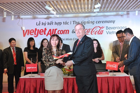 Ông Herb Cochran, Giám đốc Điều hành Hiệp Hội thương mại Hoa Kỳ (AmCham) nhận quà lưu niệm của Vietjet tại Lễ ký kết