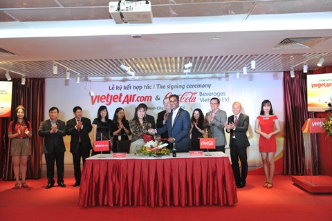 Tổng giám đốc Vietjet, bà Nguyễn Thị Phương Thảo và Tổng Giám Đốc Coca-Cola Toàn Vùng Đông Dương và Myanmar, ông Vamsi Mohan ký kết biên bản hợp tác