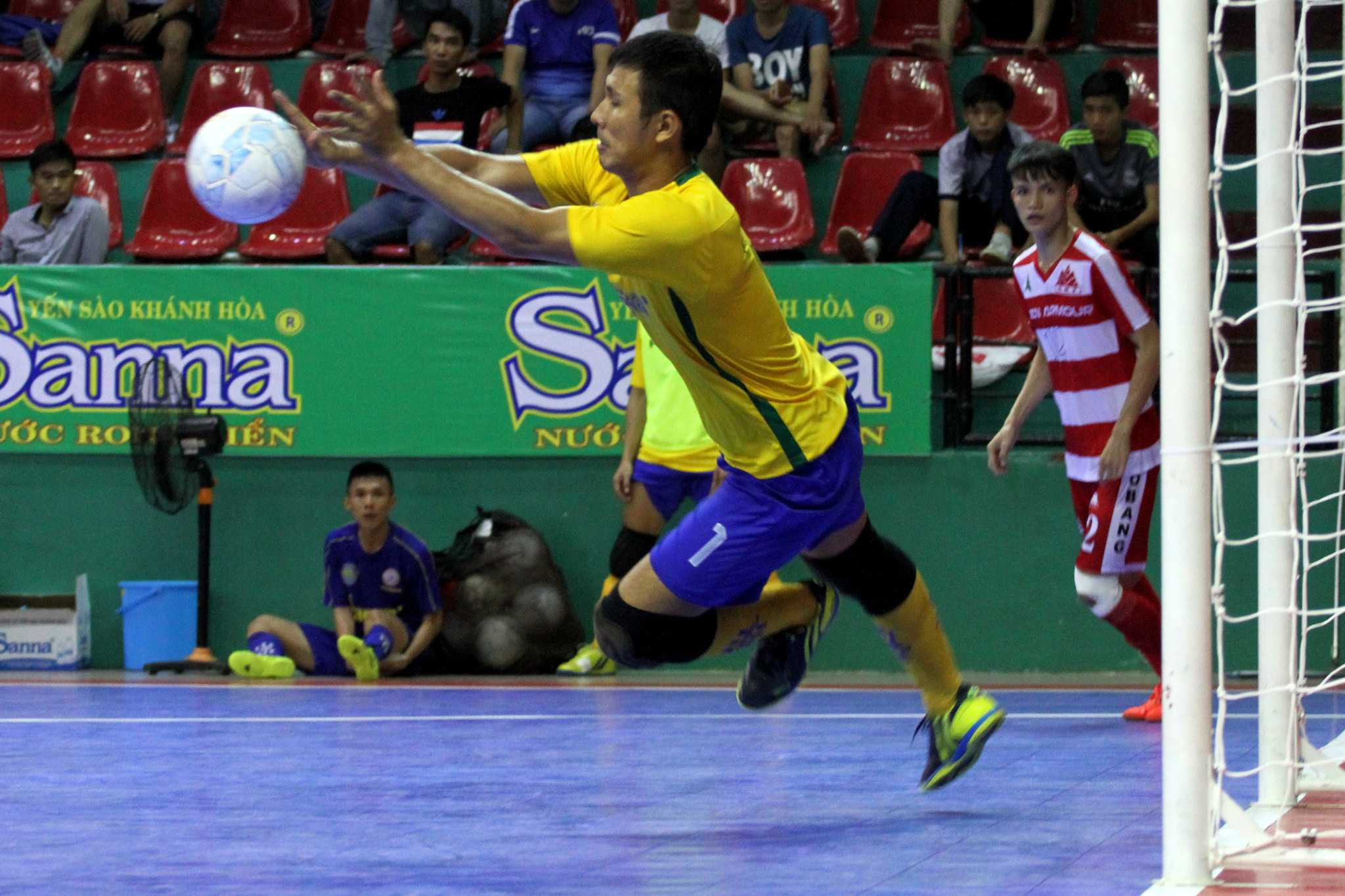 Thủ môn Nguyễn Đình Ý Hòa thể hiện 'đẳng cấp ĐTQG' với những pha phản xạ ngoạn mục (ảnh: Hoàng Tùng)