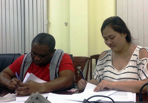 Micheal IkeChukwu Leonard và Huỳnh Hạ Bình tại cơ quan điều tra. 