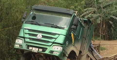 Chiếc <a href='https://vtcnews.vn/oto-xe-may.31.0.html' >xe may</a> mắn không bị rơi xuống cầu