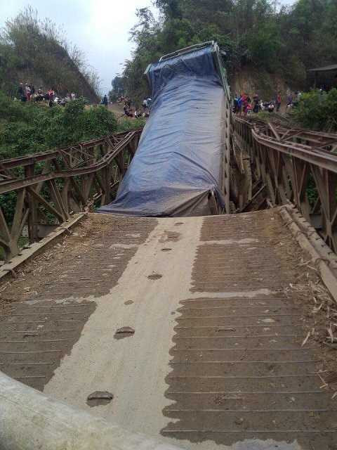 Chiếc xe này làm một phần cầu bị biến dạng và sụp đổ