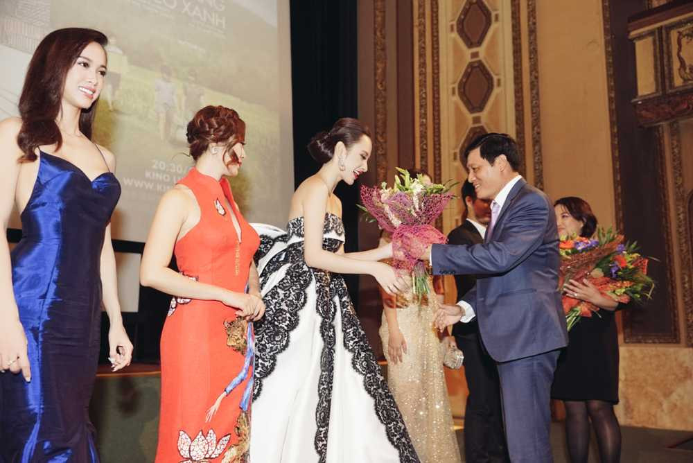 Sau ồn ào 'nổ tung trời' tại Cannes, Angela Phương Trinh khoe vẻ quyến rũ