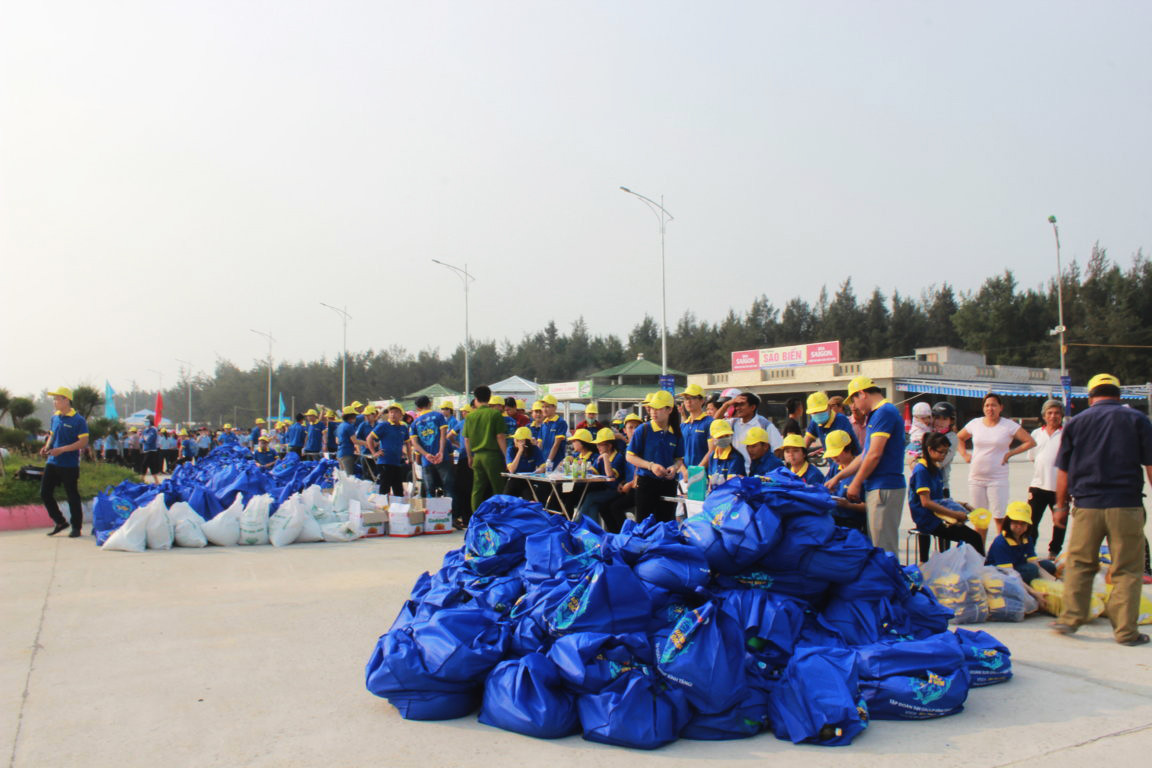 Hãy làm sạch biển thu hút sự tham gia của hàng ngàn bạn trẻ xứ Huế.
