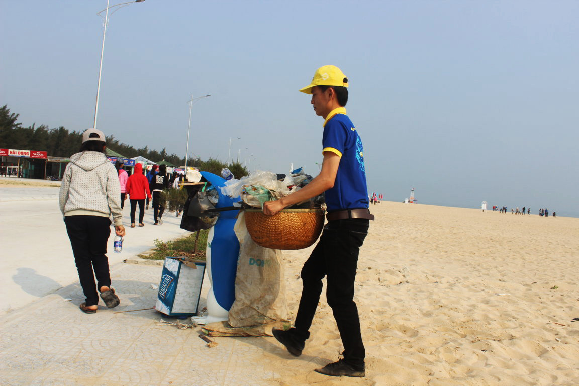 Sau sự cố biển ngập trong rác, hàng ngàn bạn trẻ ra quân làm sạch biển