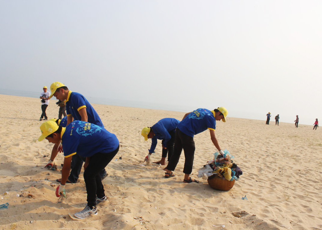 Hàng ngàn bạn trẻ chung tay dọn sạch bãi biển.