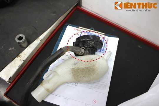  Họng dẫn xăng này được dẫn thẳng vào bình chứa nhiên liệu phía bên dưới. Theo Yamaha, một lượng nhỏ xăng có thể bị rò rỉ tại vị trí ráp nối họng rót và ống dẫn xăng (khoanh tròn trên hình) trên Grande. Bộ phận này không trực tiếp gây ảnh hưởng tới khả năng vận hành của chiếc xe, nhưng Yamaha đã tổ chức triệu hồi để đảm bảo an toàn và chống cháy nổ trong khi xe vận hành. 