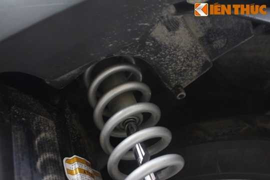  Trong khi đó, 2 bộ phận tiếp theo được thay thế ảnh hưởng trực tiếp tới khả năng vận hành của chiếc xe và có thể là nguyên nhân trực tiếp đứng sau một số lỗi được người dùng phản ánh của Grande. Bộ phận đầu tiên đó là ống lót cao su giảm chấn, nằm ở vị trí bắt phuộc sau vào khung xe. 