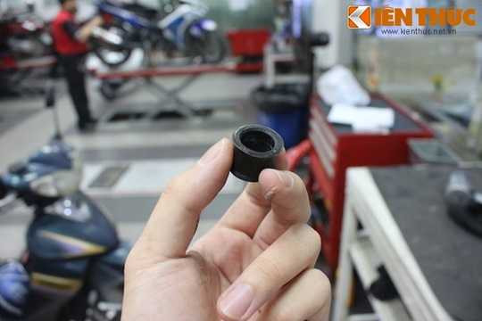 Theo hãng xe máy Yamaha, ống sao su này có chất lượng không tốt và nhanh bị lão hóa, dẫn tới phuộc sau bị rung và giật khi xe chạy, đúng như một số người dùng đã phản ánh. 