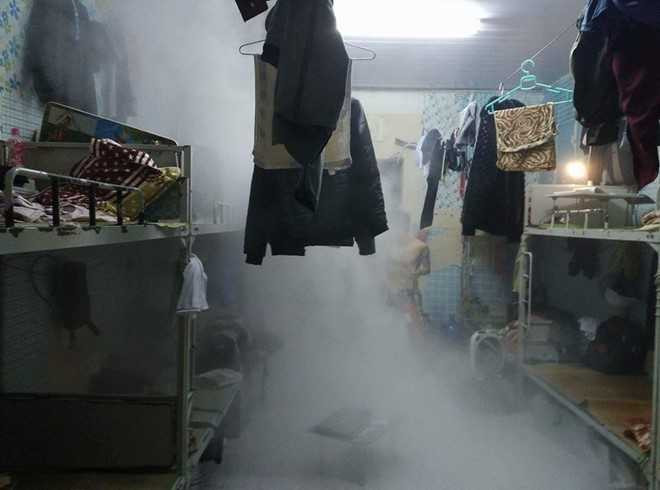 Nam sinh Học viện Ngân hàng dùng bình cứu hỏa mini phòng cháy ổ điện sau tiếng sét tổi 24/4. Ảnh: BA Confessions.