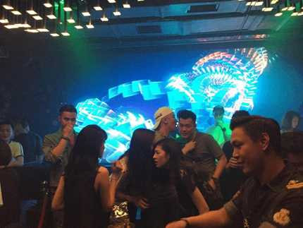 Seungri (Big Bang) lộ ảnh ăn chơi tại Hà Nội