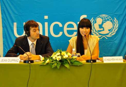 Siêu mẫu Hà Anh 4