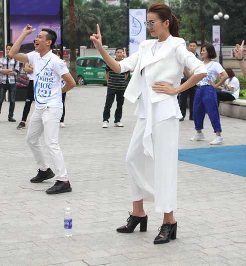 Thanh Hằng lần đầu tiên thể hiện vũ đạo Thanh Hằng lần đầu tiên thể hiện vũ đạo