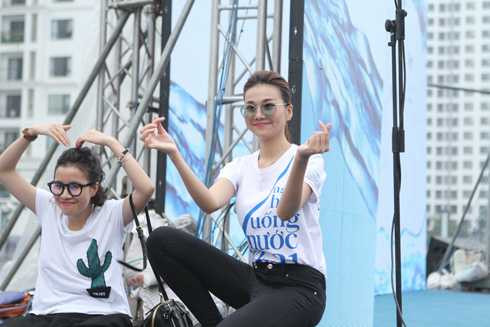 Chân dài cực kỳ thân thiện với các bạn học sinh Chân dài cực kỳ thân thiện với các bạn học sinh